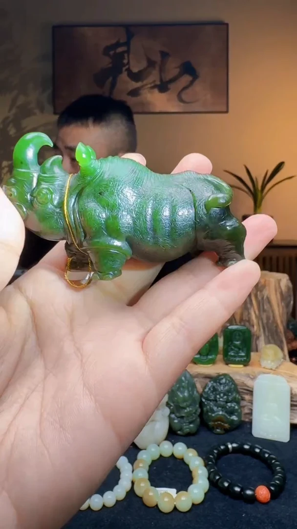 和田玉未镶嵌把件犀牛