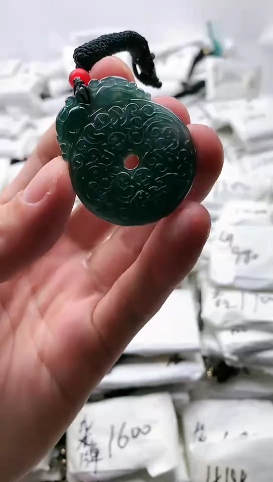 翡翠未镶嵌颈饰平安扣