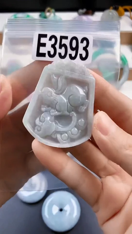 颈饰未镶嵌翡翠天然翡翠吊坠挂饰