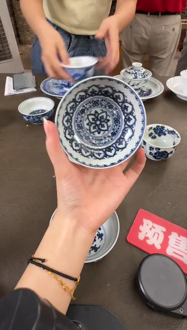 杯子三方器合青花宝相花卧足普洱杯