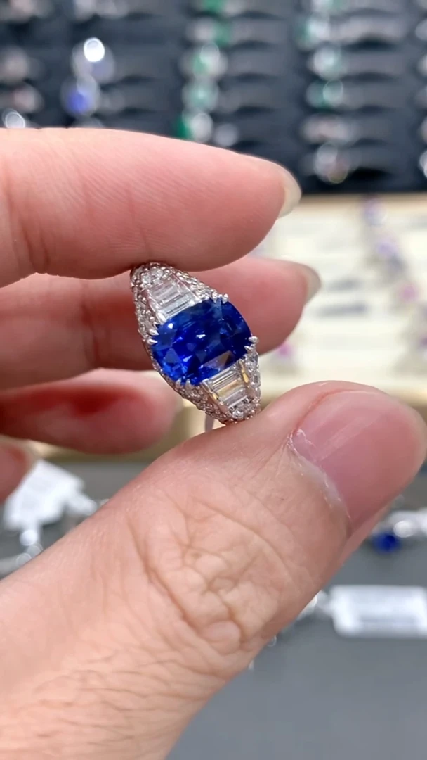 戒指蓝宝石18K金镶嵌2.66克拉