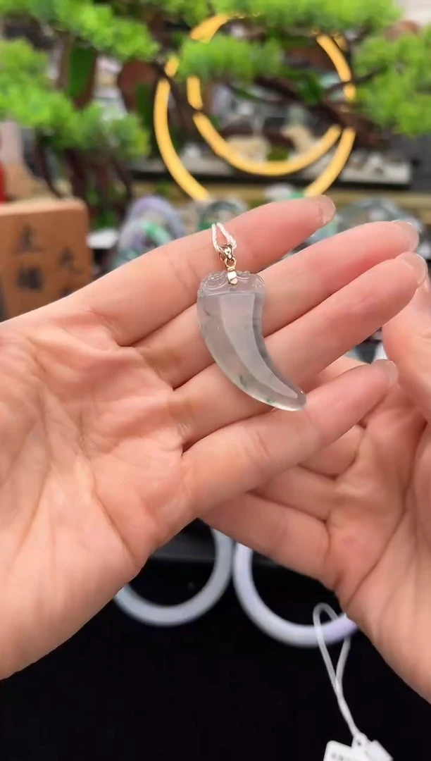 颈饰18K金镶嵌翡翠吊坠