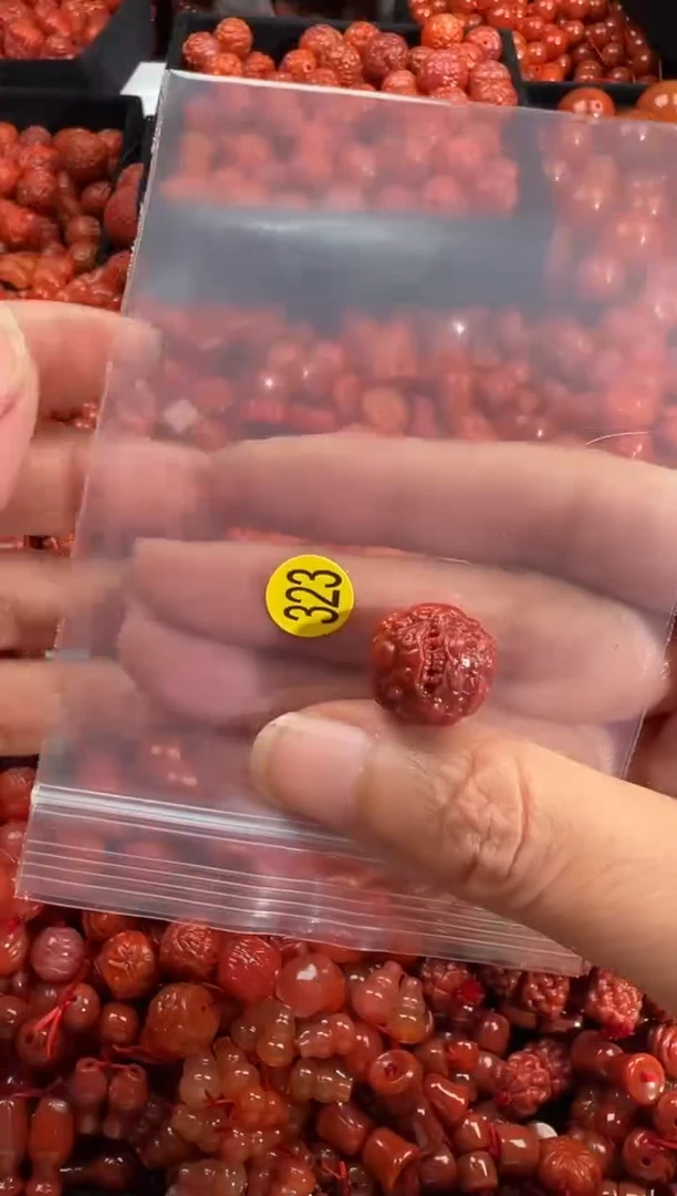 南红玛瑙未镶嵌颈饰1