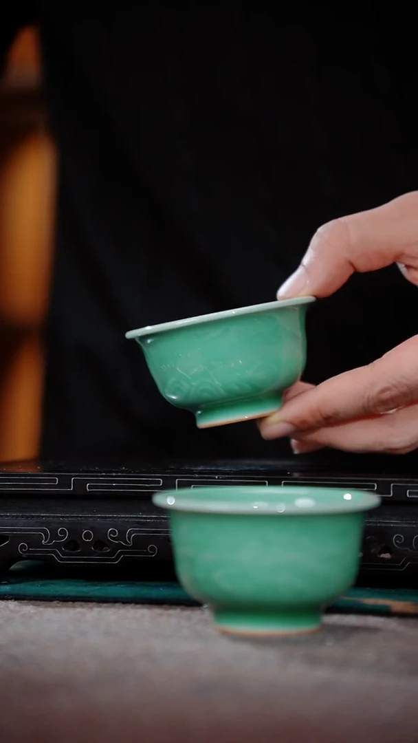 130-2山水压手杯（梅子青）