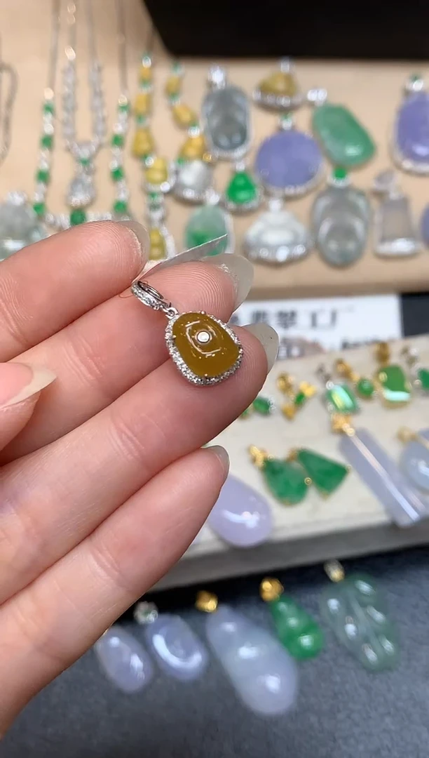 颈饰18K金镶嵌翡翠金元宝【无服务费