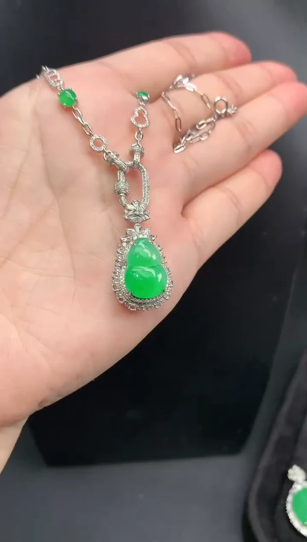 颈饰18K金镶嵌翡翠套链