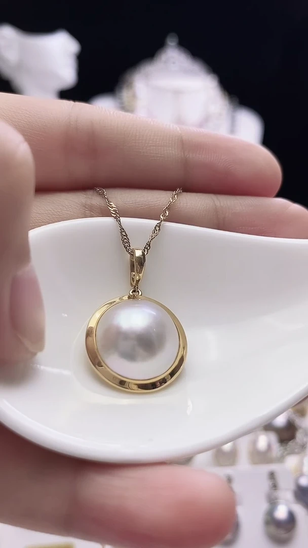 18K金镶嵌拼合珍珠（马贝珠）颈饰海水马贝吊坠