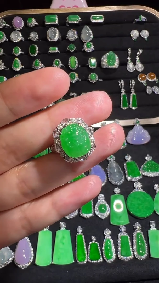 18K金镶嵌挂件翡翠戒指