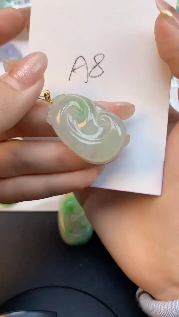 颈饰18K金镶嵌翡翠天然缅甸a货翡翠百元以上9元证书费自理