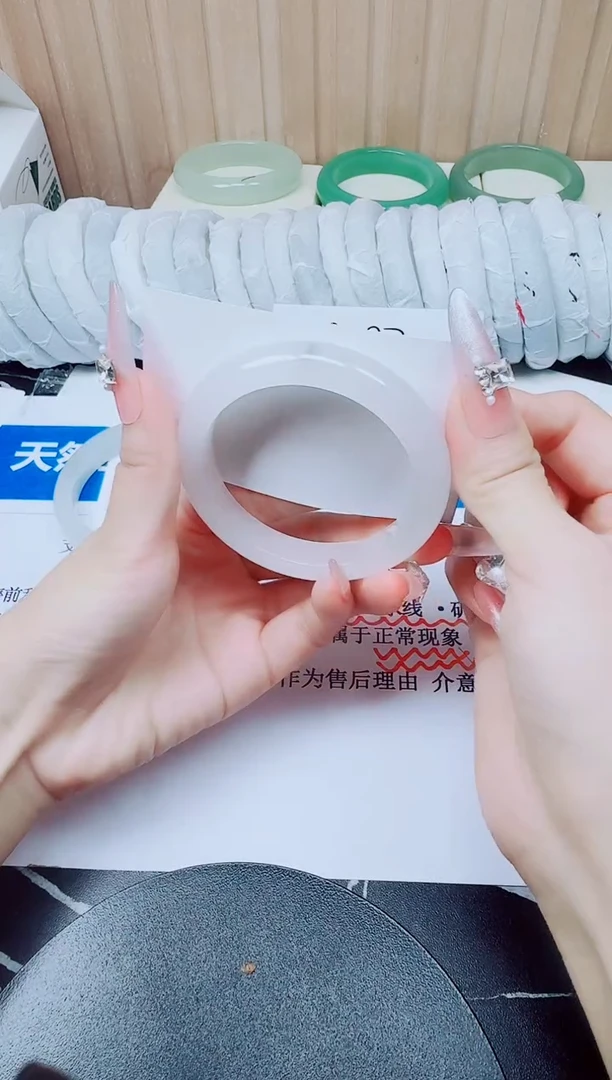 未镶嵌手镯石英质玉81/56.3