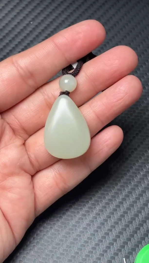 吊坠(赠链)未镶嵌和田玉且末迪克兰一细微色差吊坠