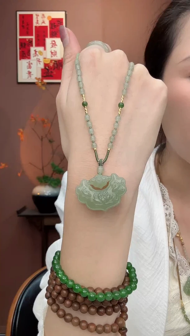 吊坠(赠链)未镶嵌和田玉卡33mm双面雕刻如意锁多样性发一件