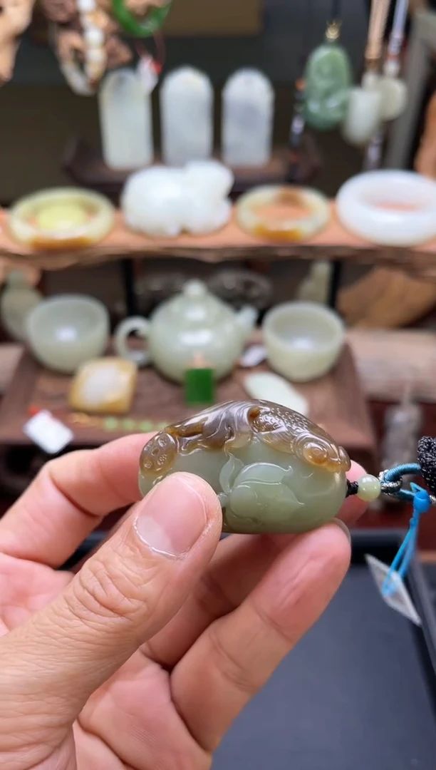 【闪购商品】和田玉吊坠未镶嵌且末蓝带糖年年有鱼