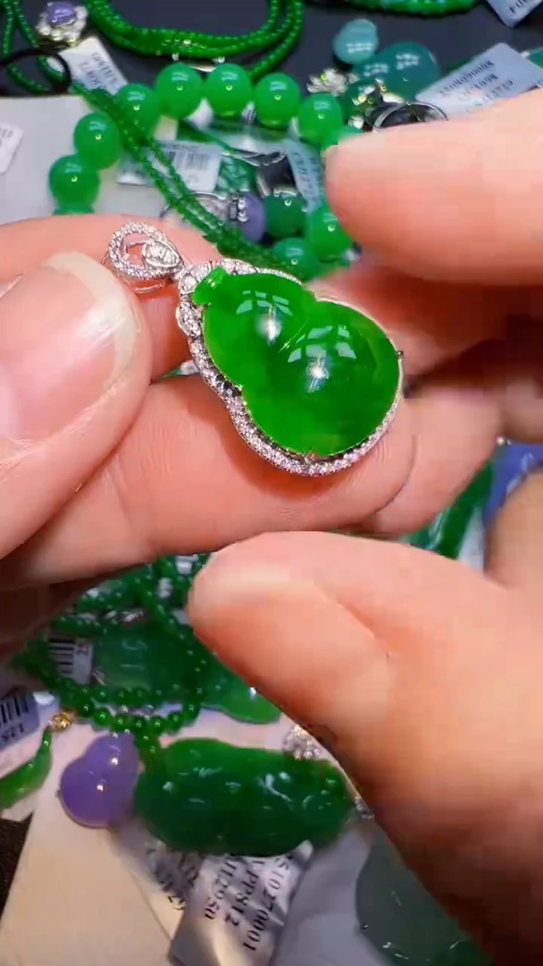 颈饰18K金镶嵌翡翠葫芦