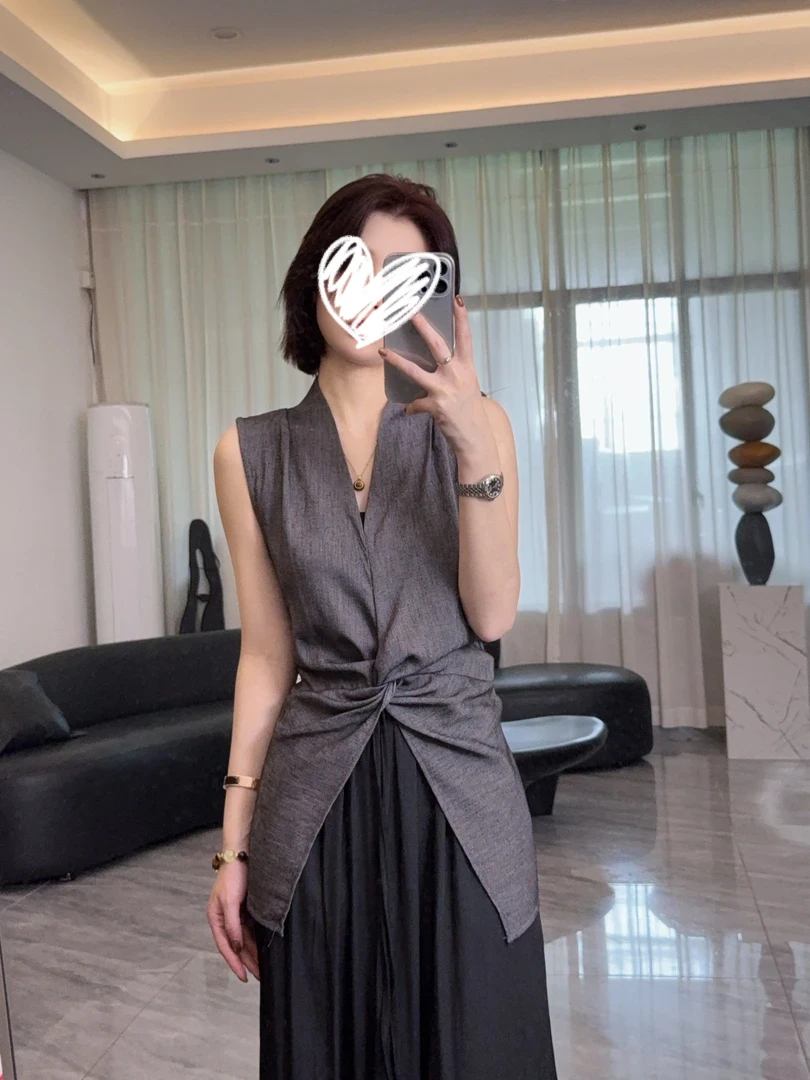 V领扭结无袖独特气质设计师款法式设计感气质纯色马夹背心女1175