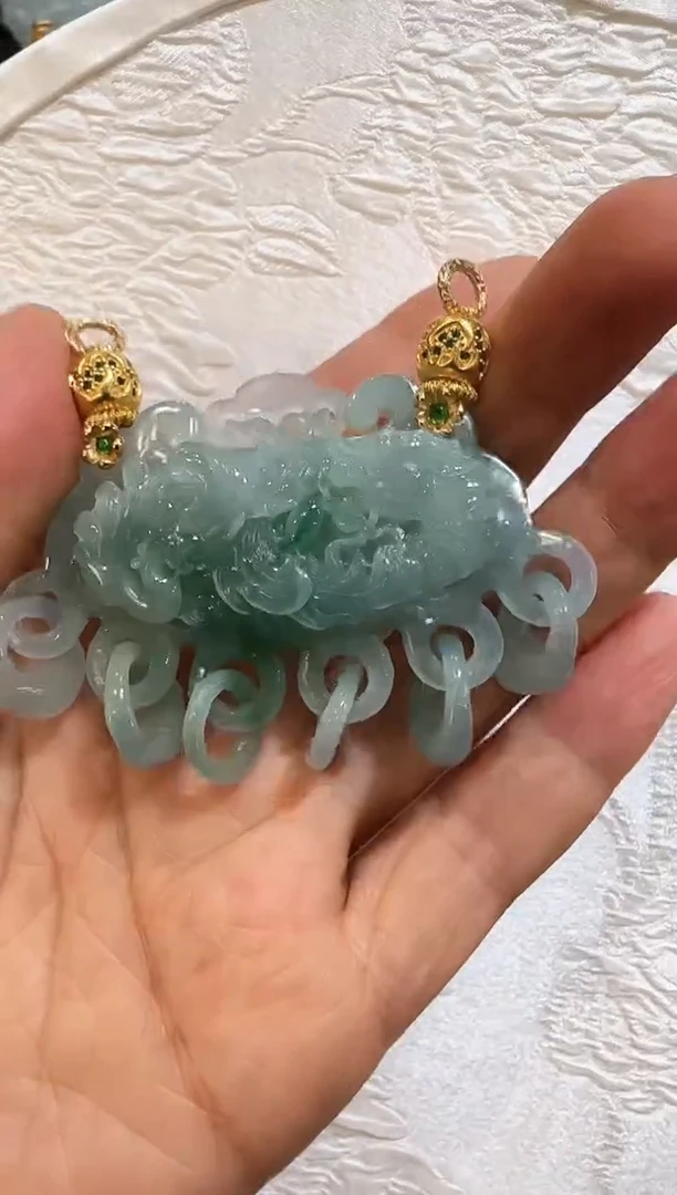 翡翠未镶嵌颈饰国风