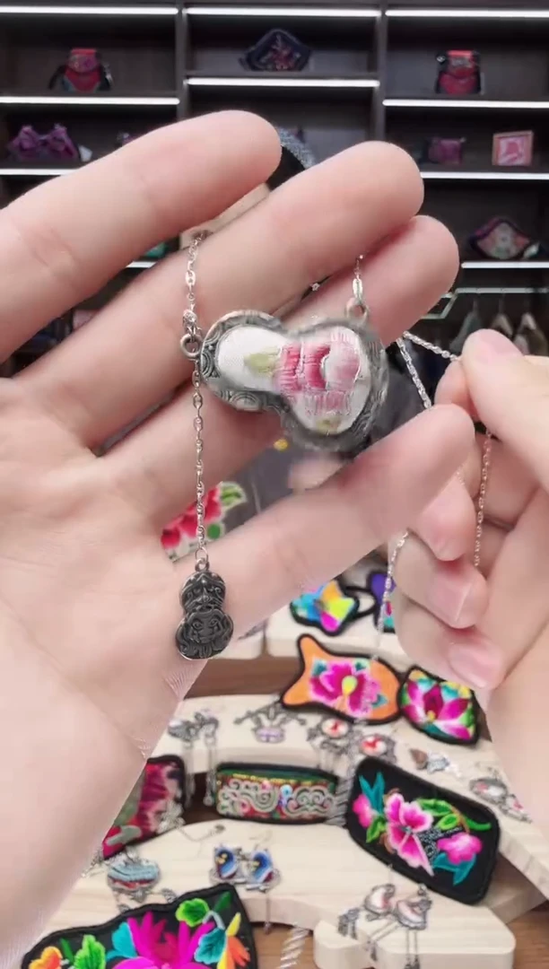 织绣59蒙阿苏苗绣传承店