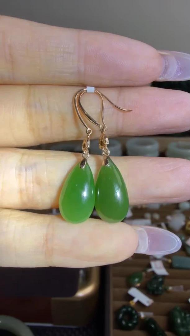 颈饰18K金镶嵌和田玉耳饰一对