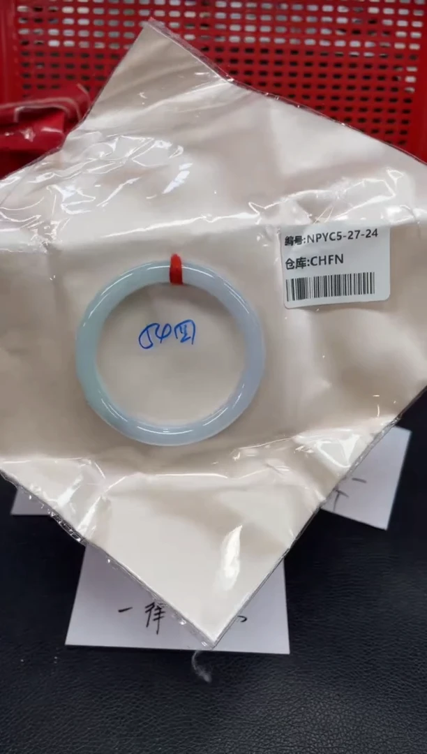 翡翠手镯未镶嵌翡翠手镯