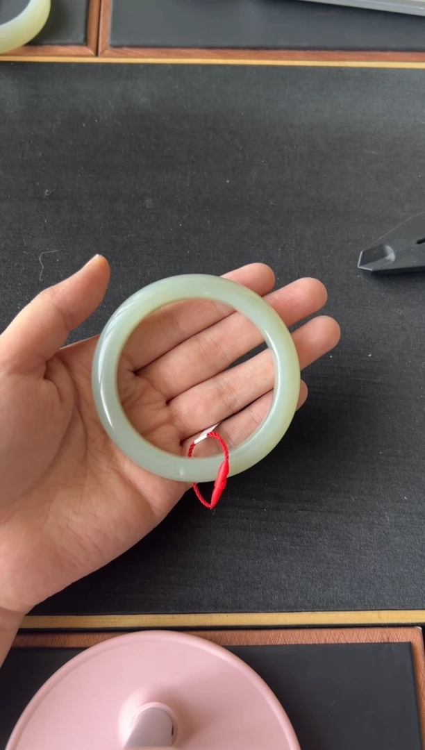 【闪购商品】和田玉手镯未镶嵌且末微色差近矿57+