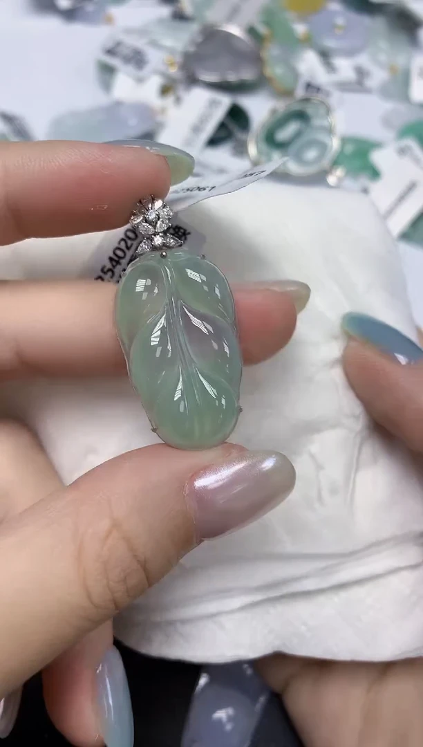 翡翠18K金镶嵌颈饰天然缅甸翡翠A货