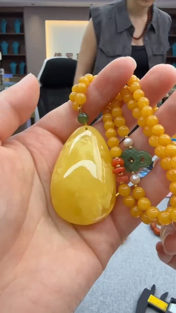 琥珀颈饰未镶嵌156秒拍号 假一罚三