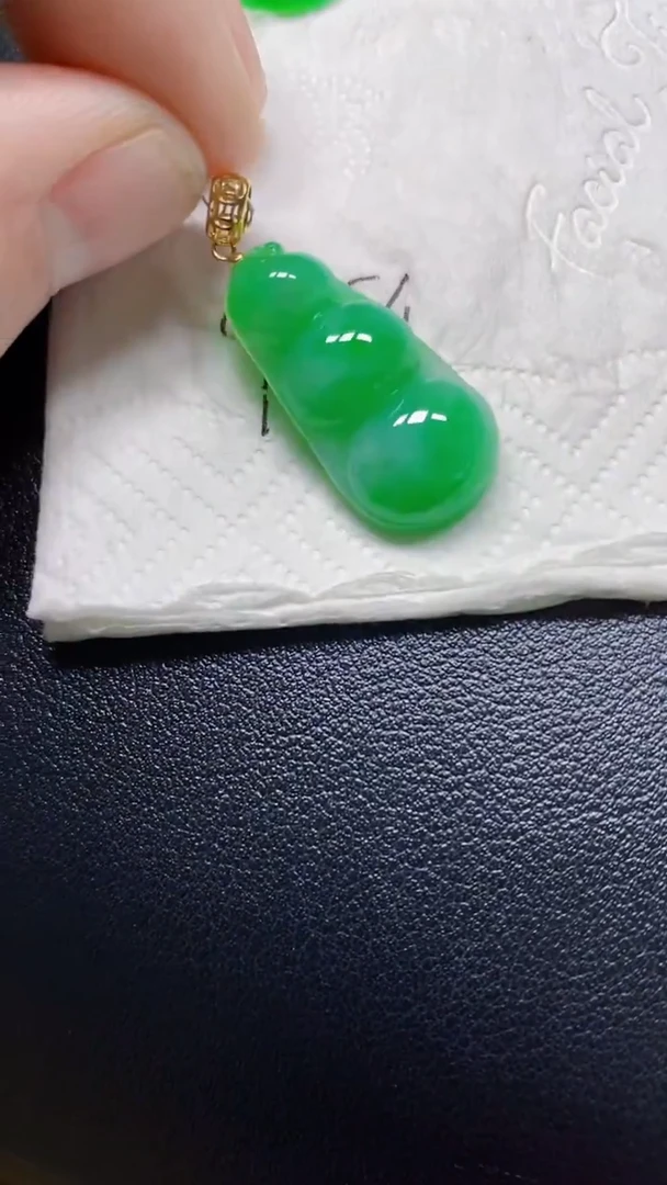 颈饰18K金镶嵌翡翠豆