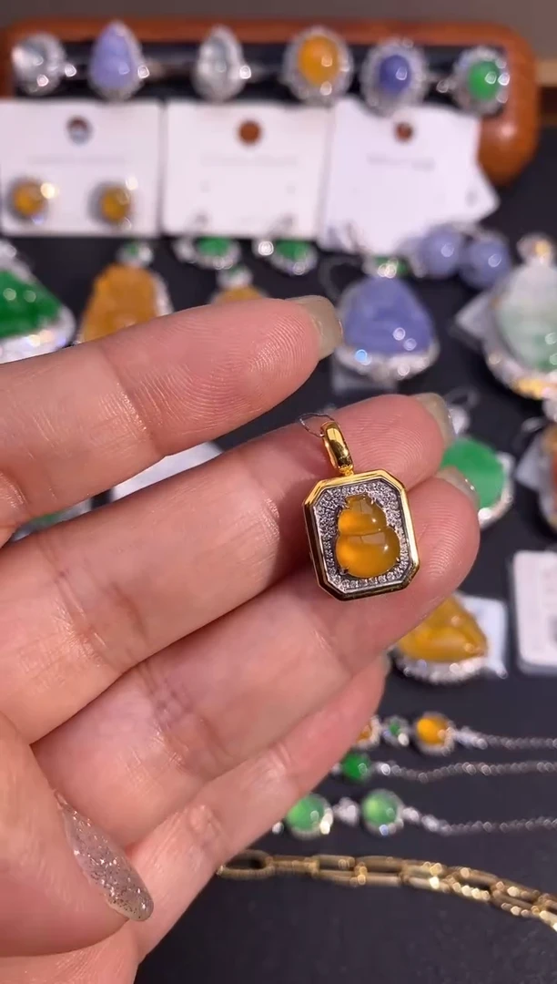 【闪购商品】翡翠颈饰18K金镶嵌吊坠