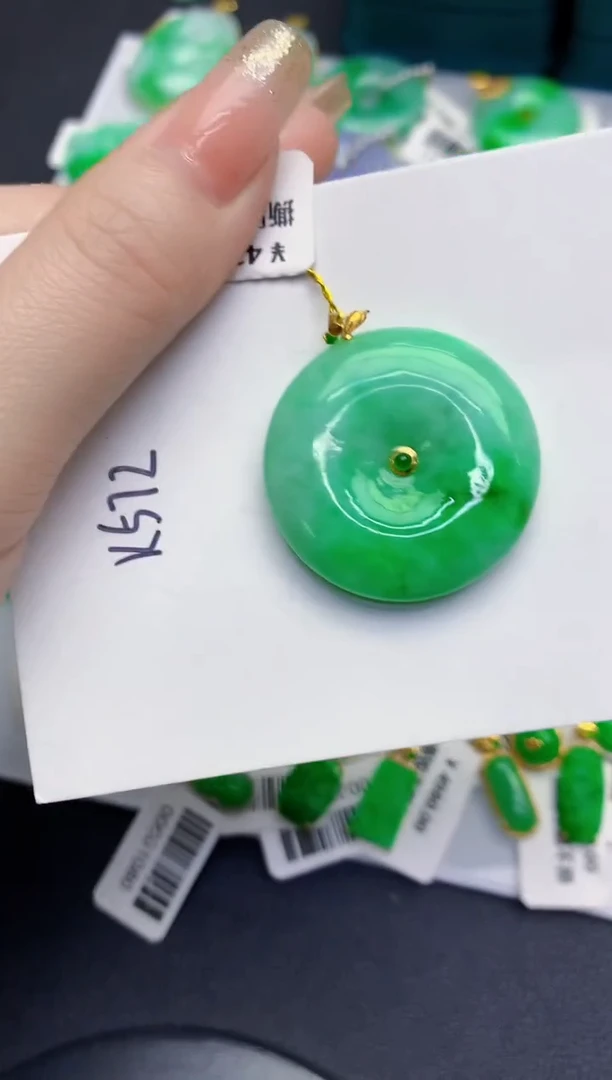 颈饰18K金镶嵌翡翠缅甸天然翡翠A货