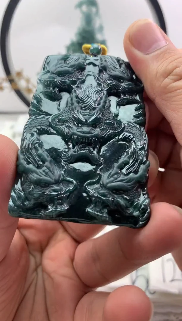 翡翠未镶嵌颈饰九龙