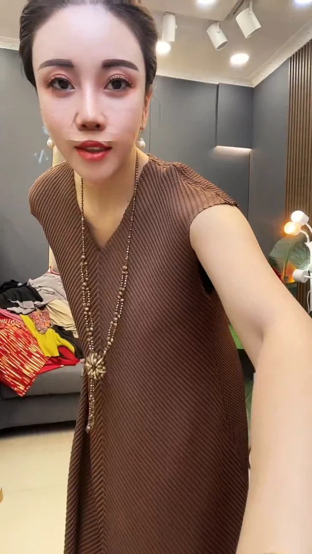 聚酯纤维（涤纶）咖色  蕾丝裙