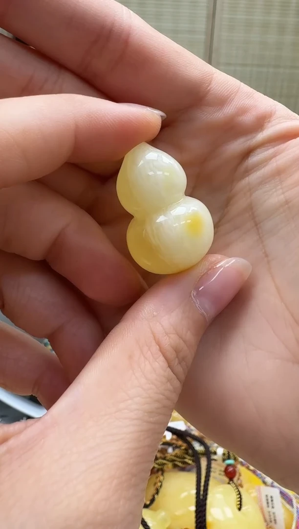 未镶嵌颈饰琥珀如图