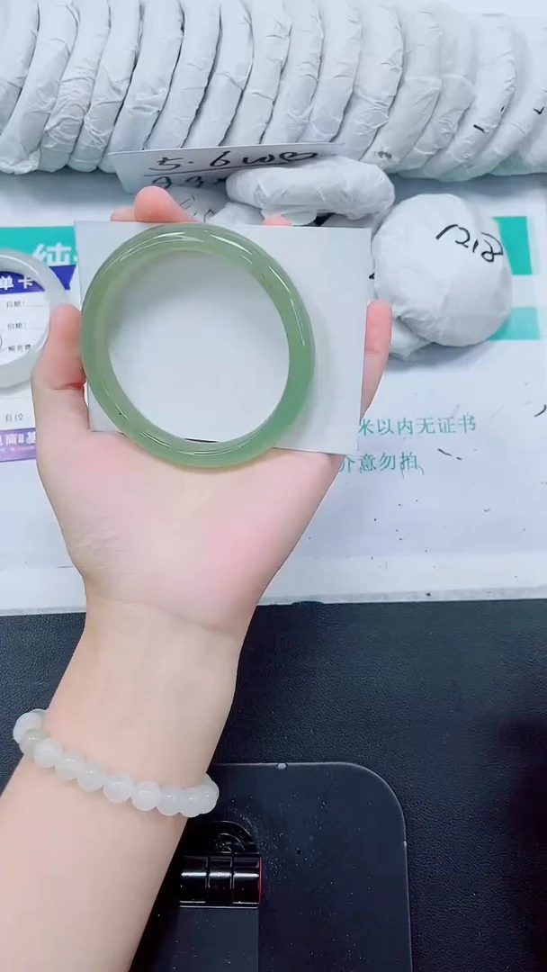 石英质玉手镯未镶嵌333/62.4