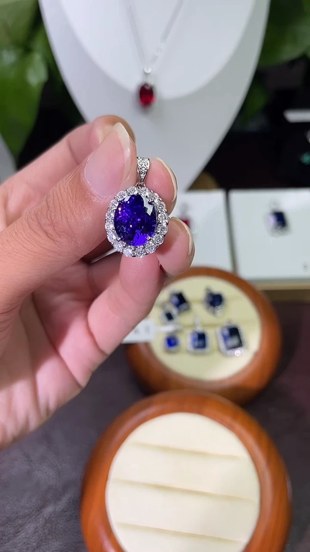 合金颈饰合成钻石紫蓝宝吊坠