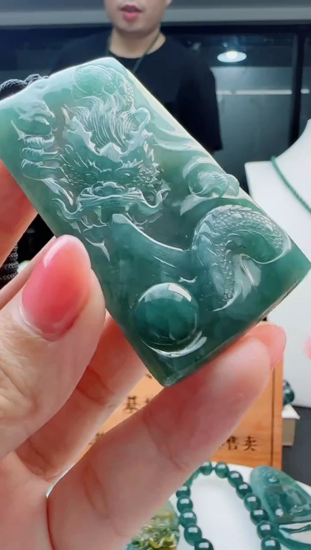 翡翠未镶嵌颈饰多样性发货其中一件