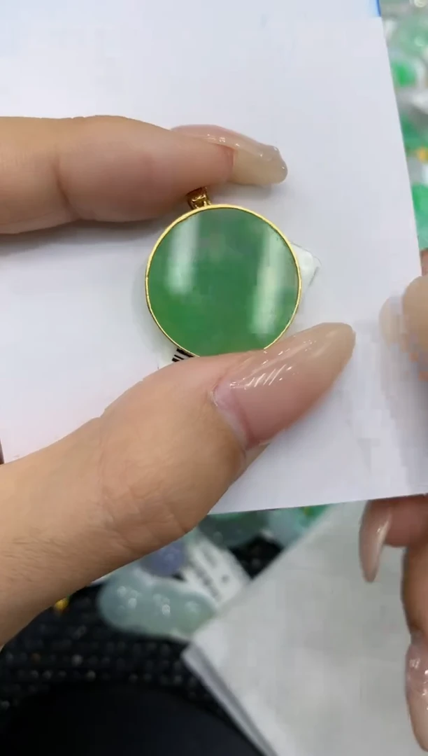 翡翠18K金镶嵌颈饰111111111111