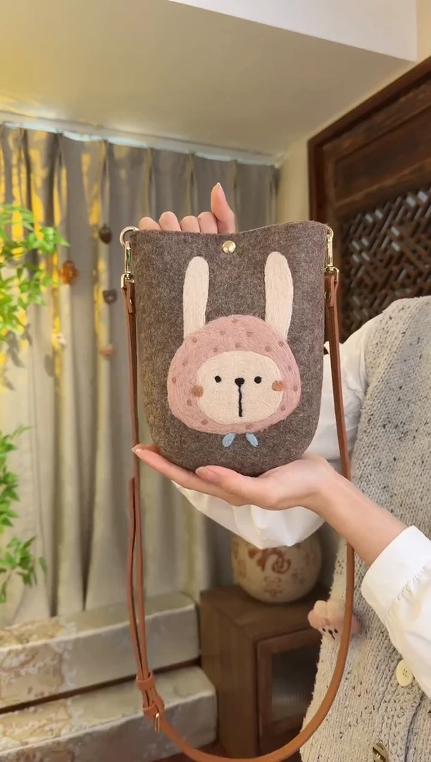 羊毛非遗羊毛毡包 手机包兔子