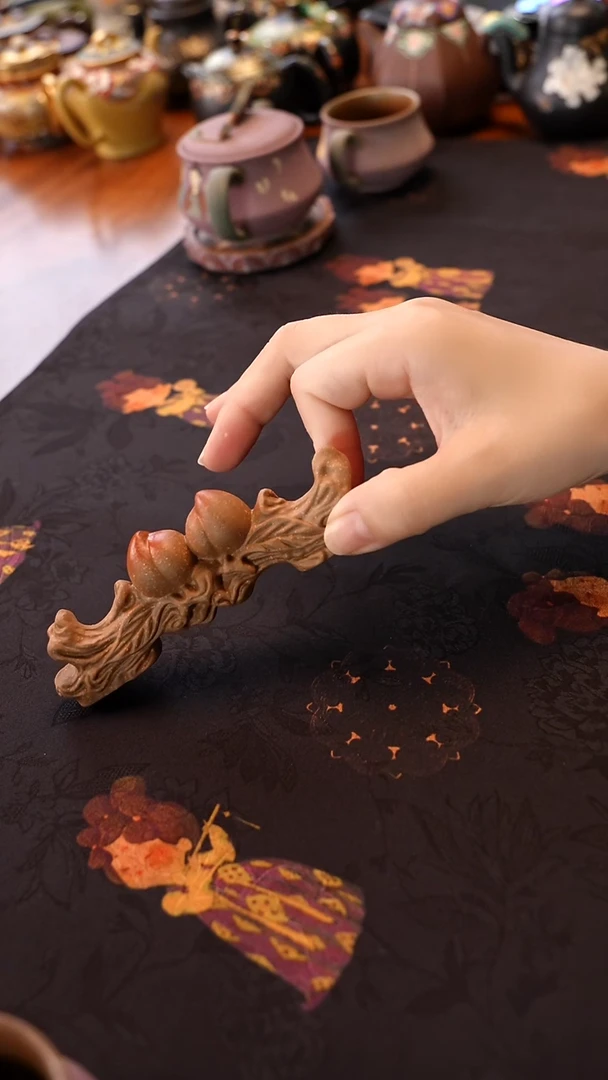 宜兴紫砂段泥寿桃笔搁