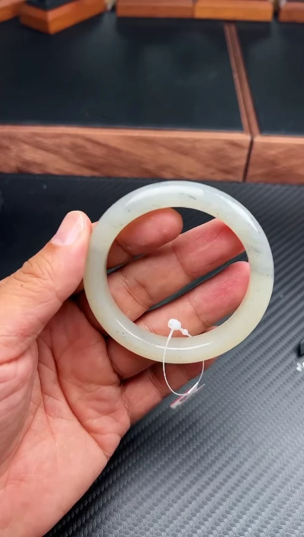 和田玉手镯未镶嵌黑山微色差53Jm