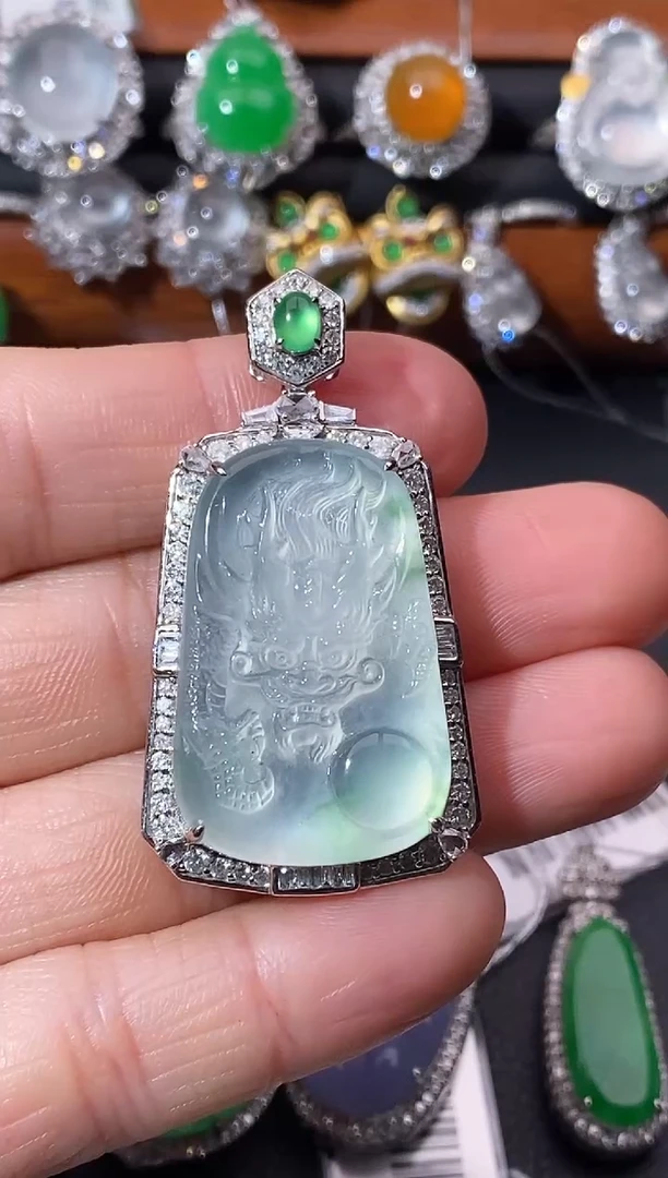 【闪购商品】翡翠颈饰18K金镶嵌吊坠