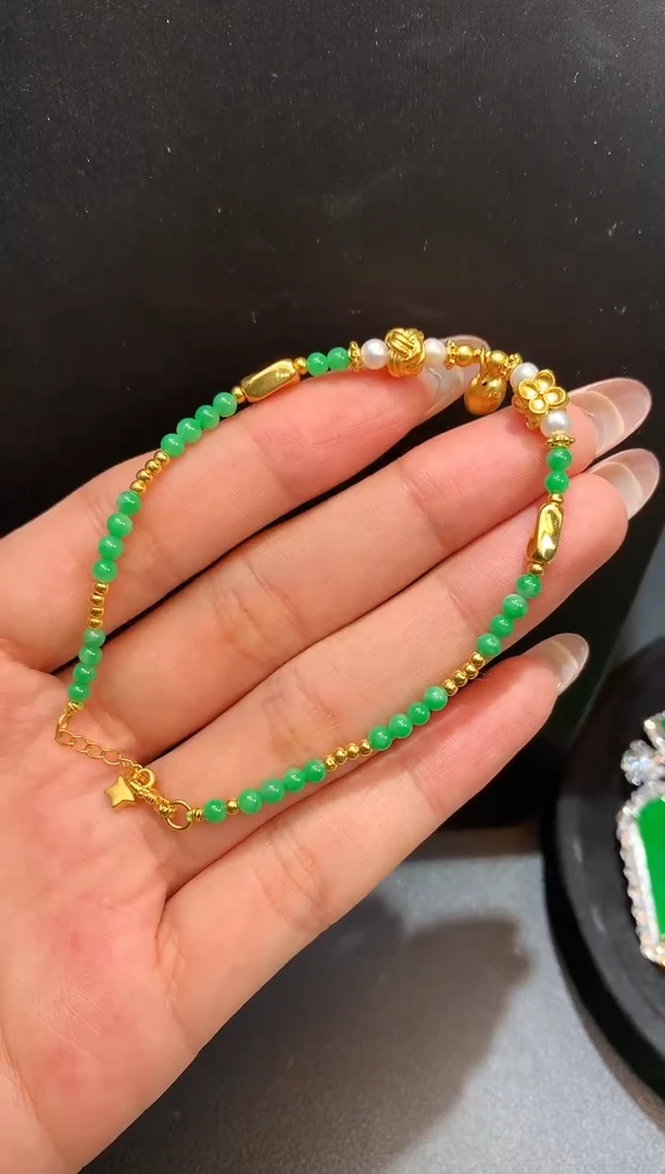 颈饰足金镶嵌翡翠手链