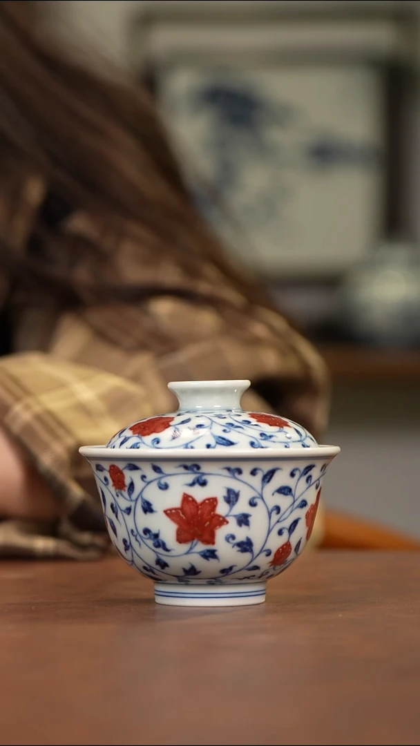 杯和然窑釉里红缠枝莲盖碗