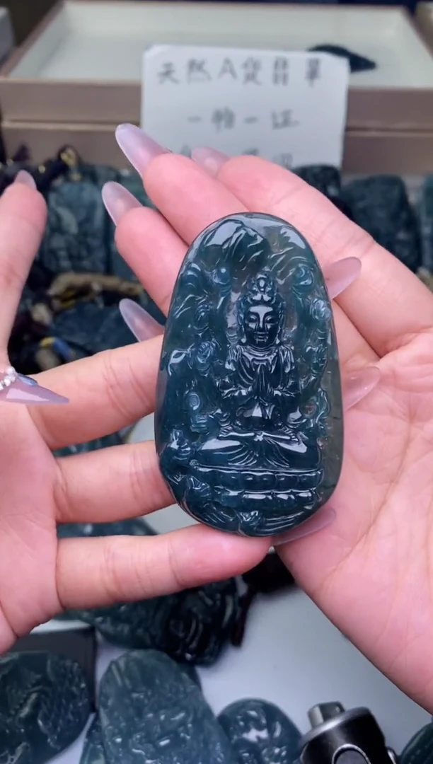 颈饰未镶嵌翡翠