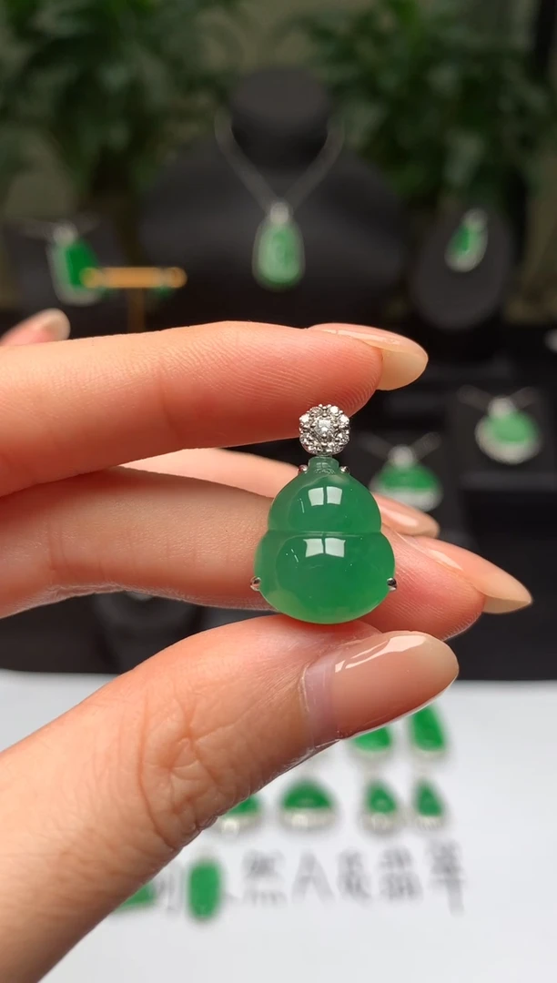 颈饰18K金镶嵌翡翠葫芦