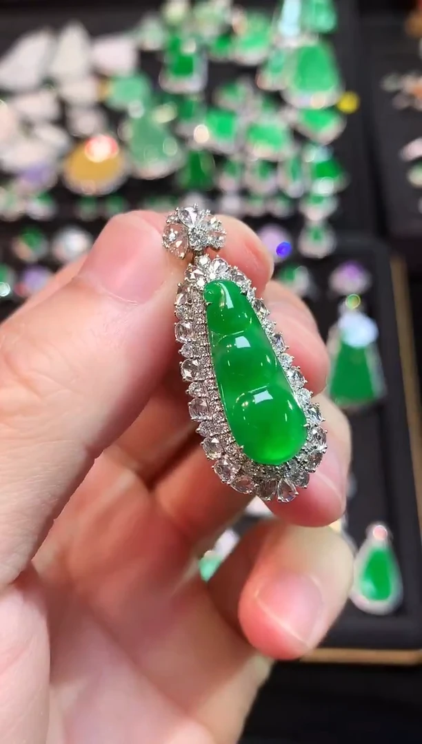 吊坠(赠链)18K金镶嵌翡翠高冰阳绿福豆吊坠