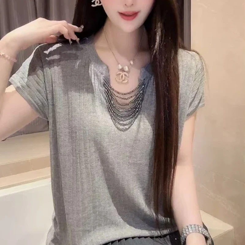 香朵儿时尚深灰色短袖V领镂空链条套头T恤女2025夏季新款洋气衣服