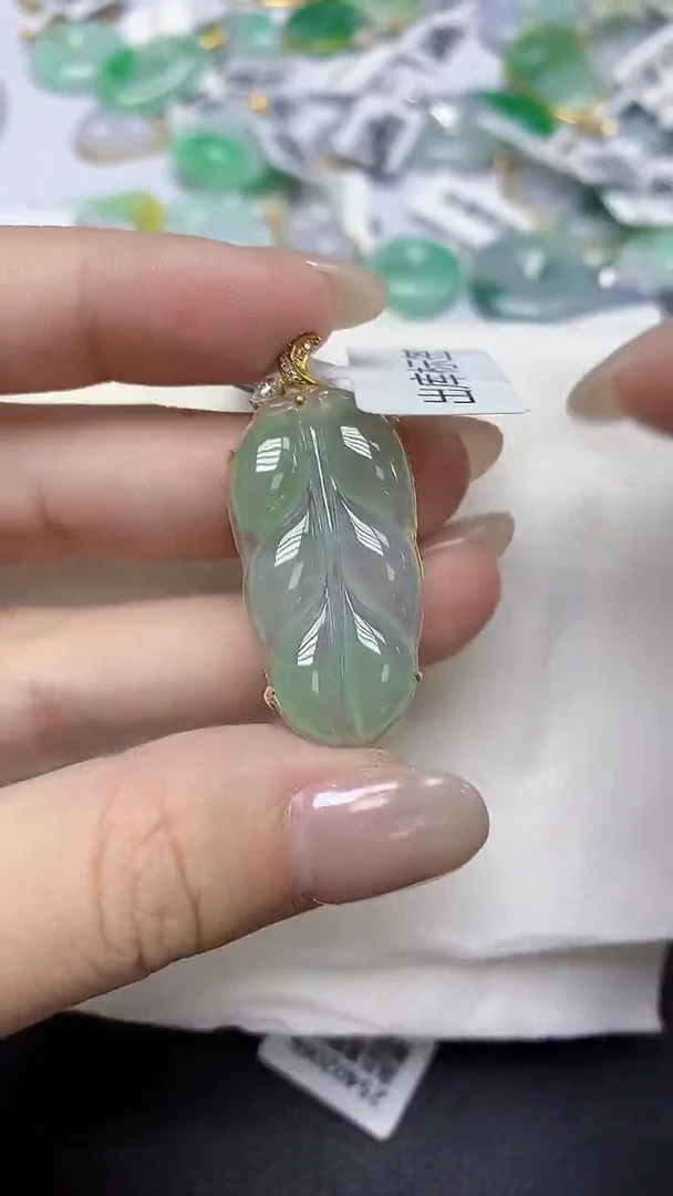 翡翠18K金镶嵌颈饰天然缅甸翡翠A货