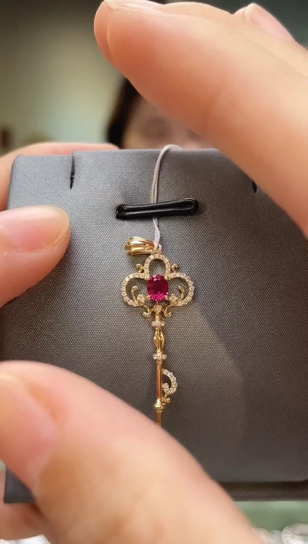 18K金镶嵌吊坠(不含链)红宝石主石：0.35ct