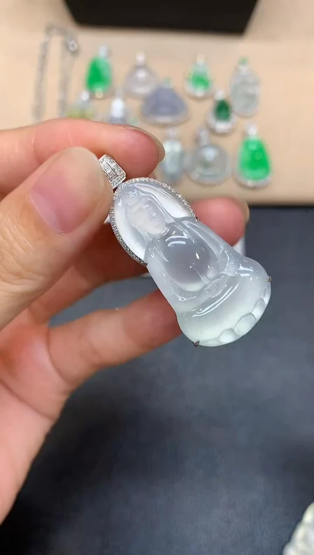 颈饰18K金镶嵌翡翠观音【无服务费