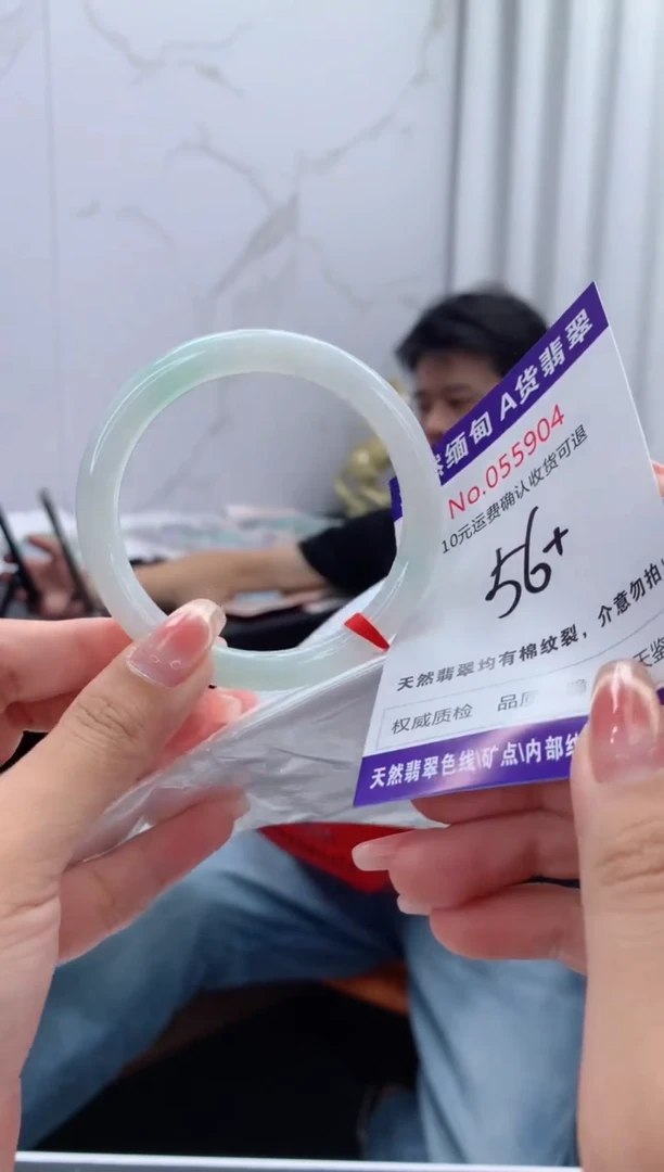 翡翠手镯未镶嵌有纹，完美者勿拍